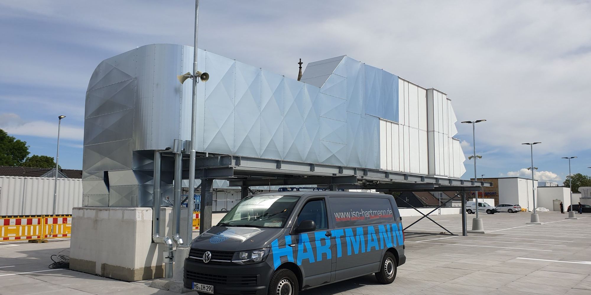 Lüftung Außenbereich, Blechummantelung, Firmentransporter Isoliertechnik Hartmann