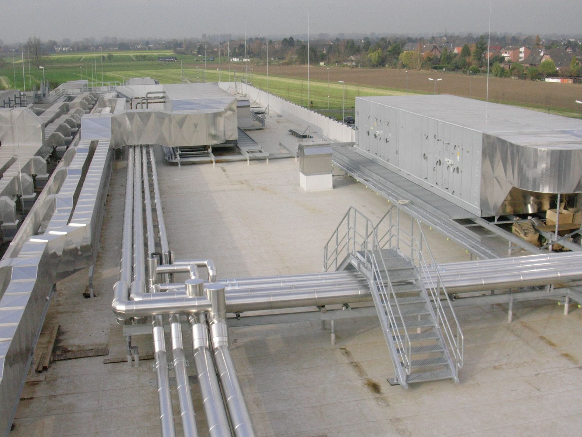 Lüftungsanlage Dachbereich, Rohrleitungsanlage, Isolierung und Blechummantelung